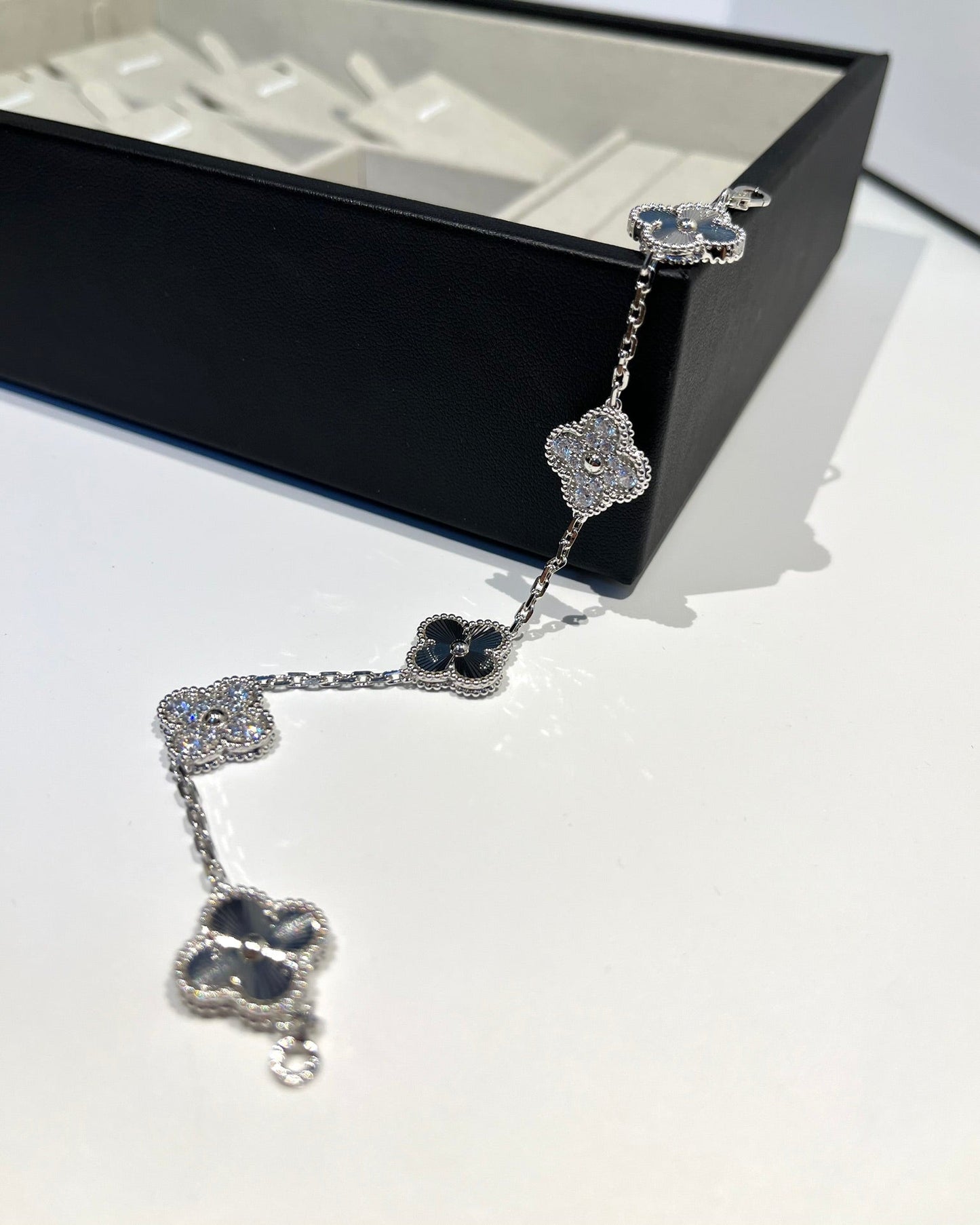 [Auraecho] CLOVER 5 MOTIF LASER BRACELET COLLECTION