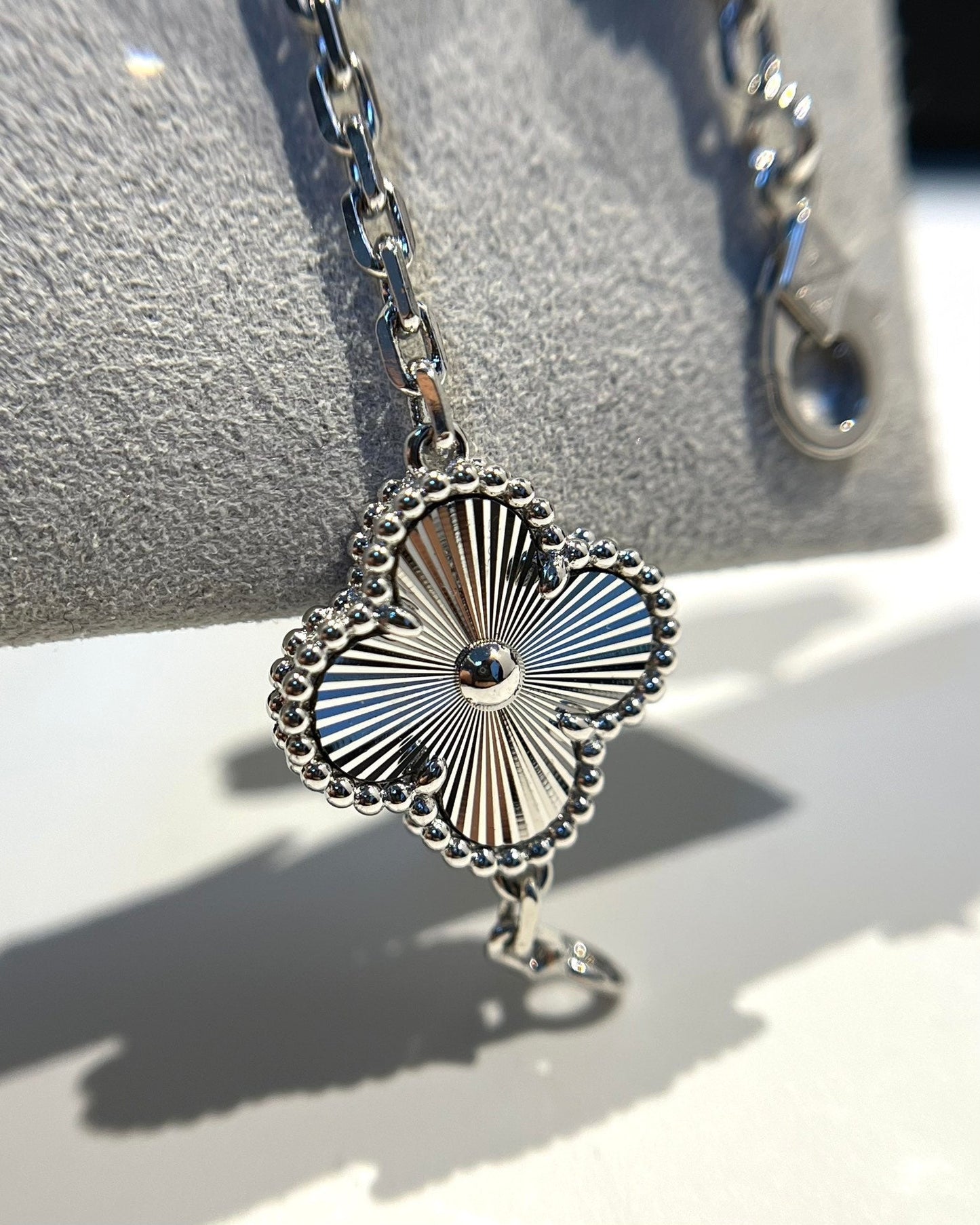 [Auraecho] CLOVER 5 MOTIF LASER BRACELET COLLECTION