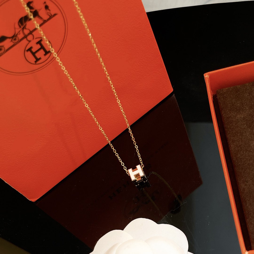 [AuraEcho]H WHITE SQUARE GOLD NECKLACE