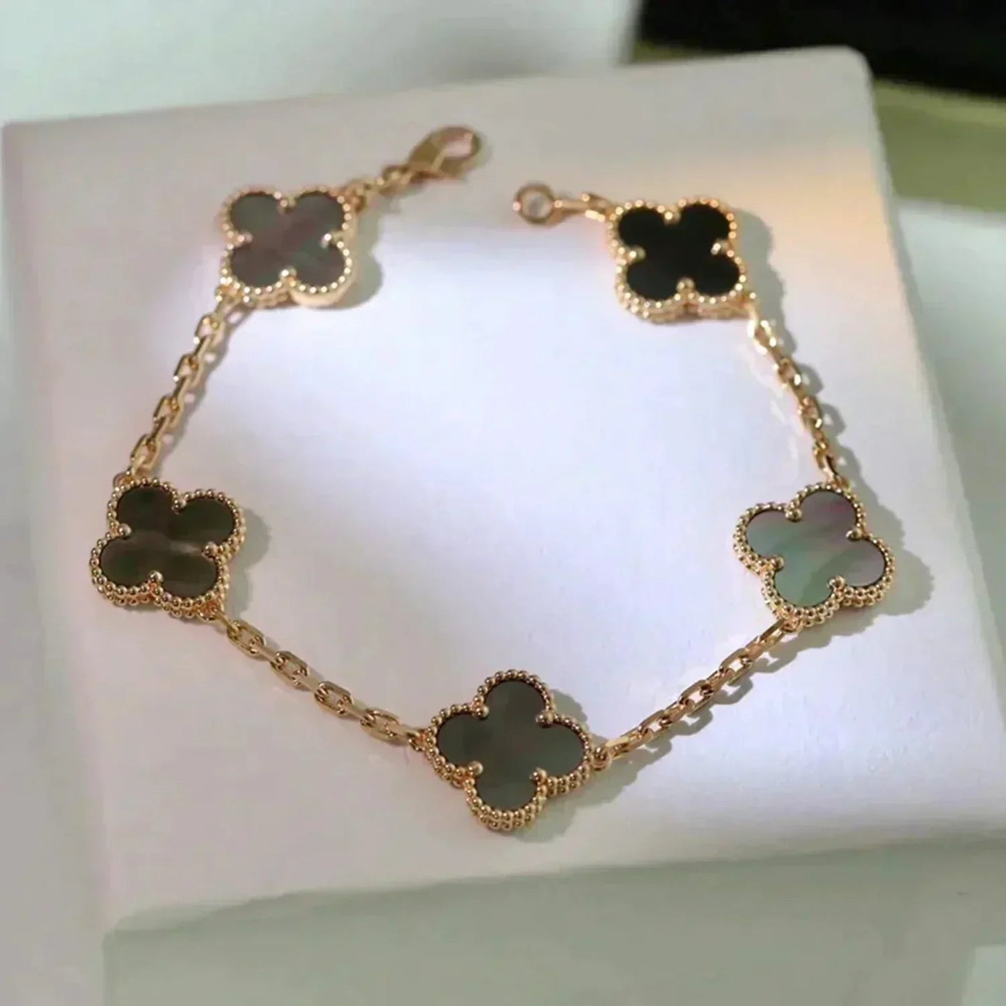 [Auraecho] CLOVER 5 MOTIF GRAY MOP BRACELET COLLECTION