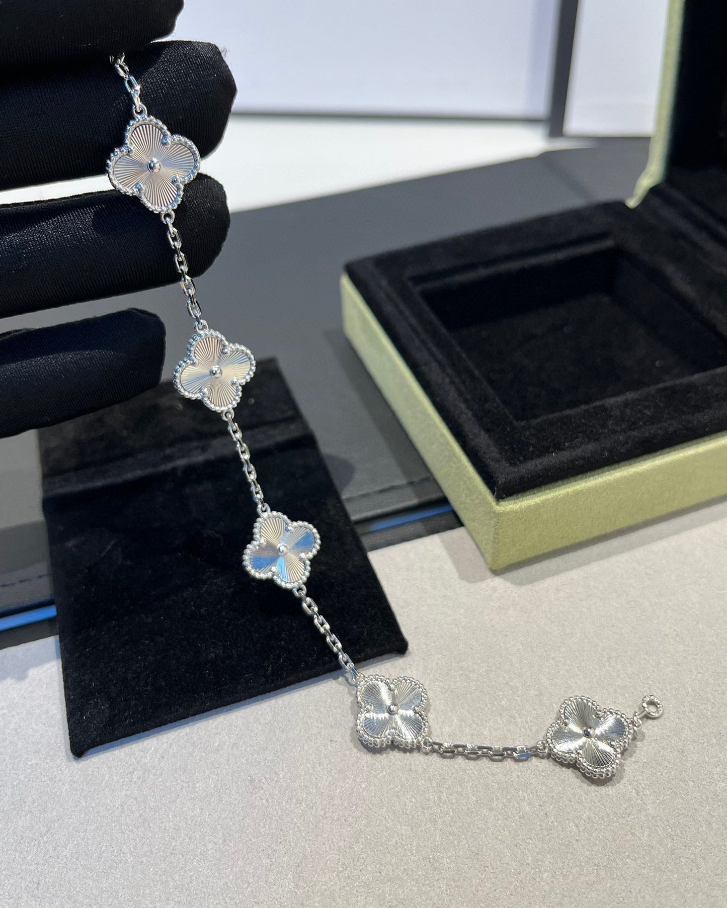 [Auraecho] CLOVER 5 MOTIF LASER BRACELET COLLECTION